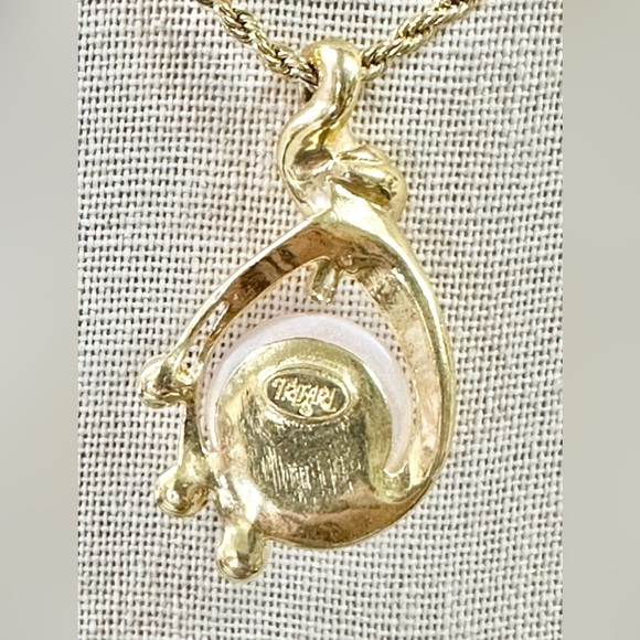 Vintage Trifari Gold Tone Pink And White Pearl Pendant With Rope Chain Necklace - Picture 2 of 4